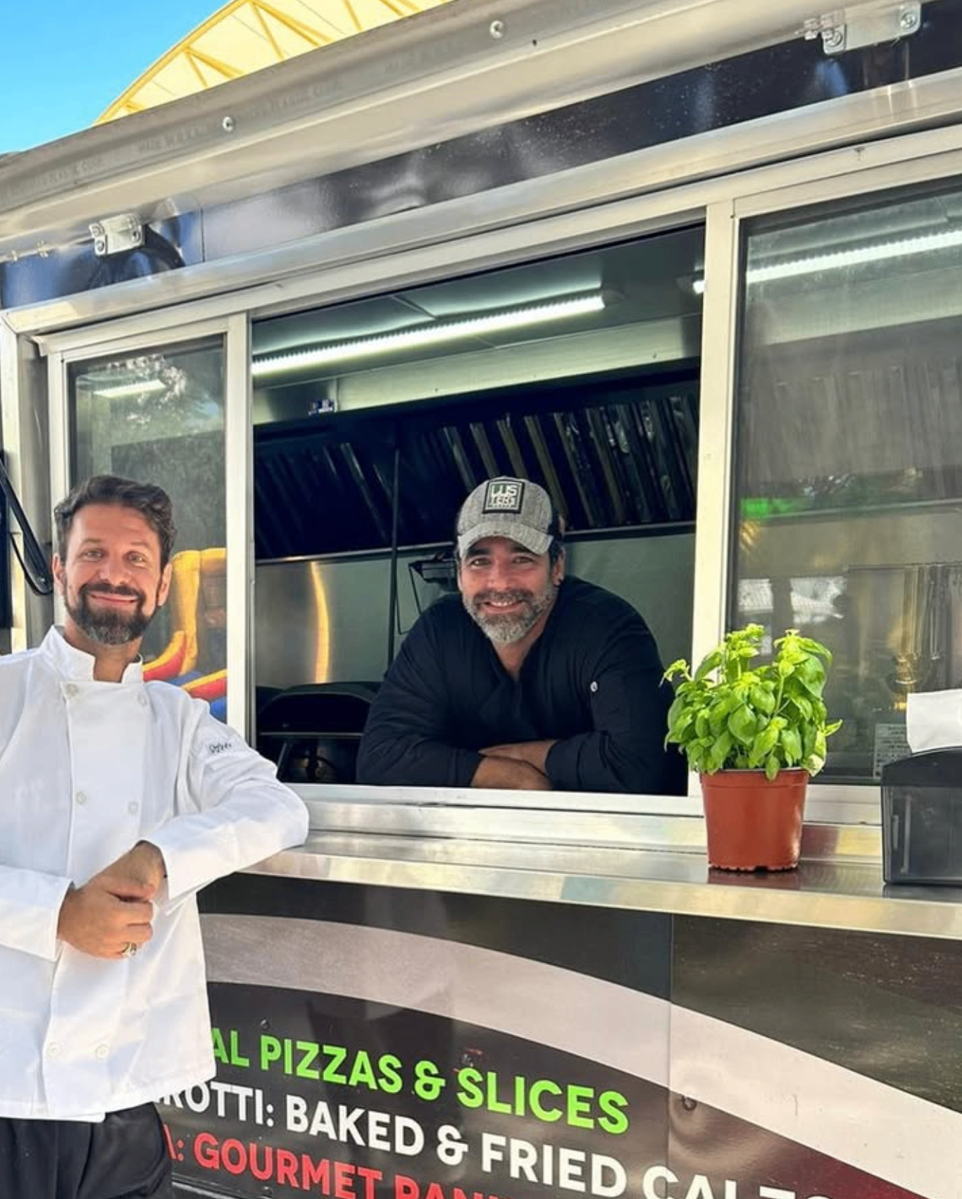 Lo chef e il team al banco del food truck di Fort Lauderdale