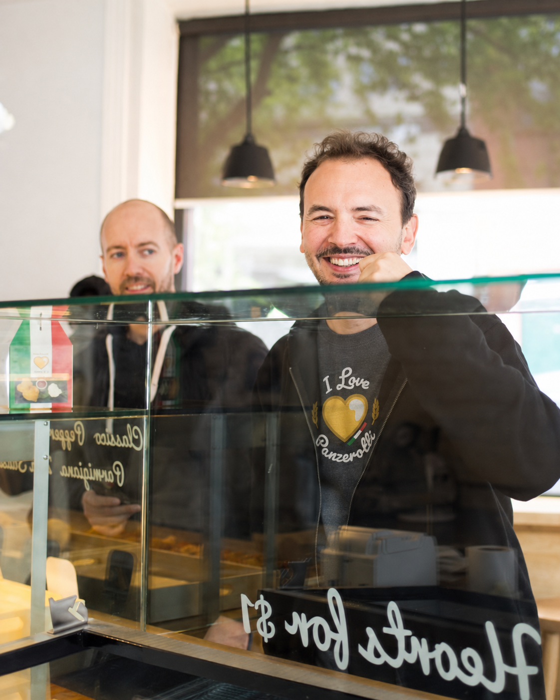 Cliente al mare con un panzerotto I Love Panzerotti
