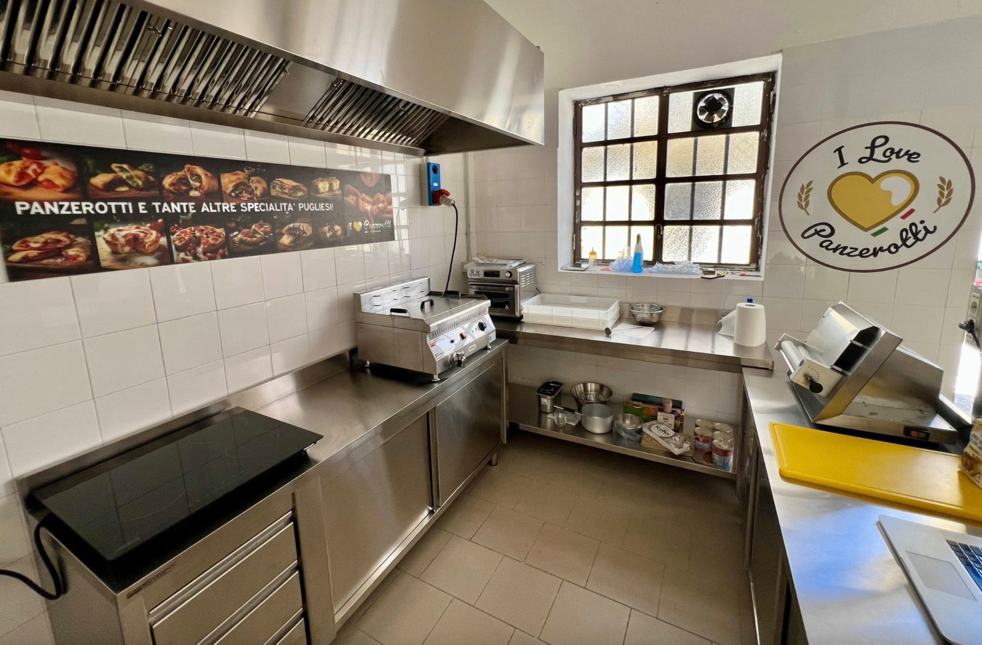 Interno della prima ghost kitchen I Love Panzerotti a Torino